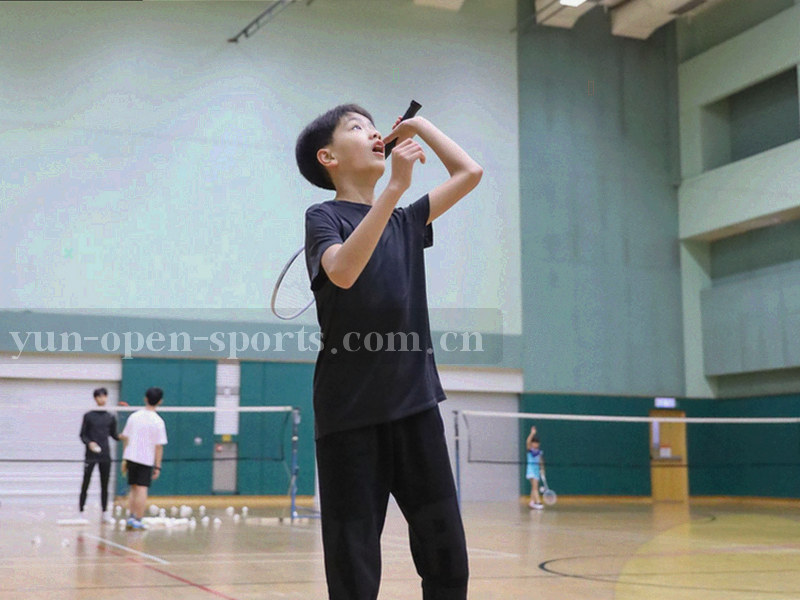 由线条与色块组成的阵容位置变化抽象示意，展示前后两条时间线